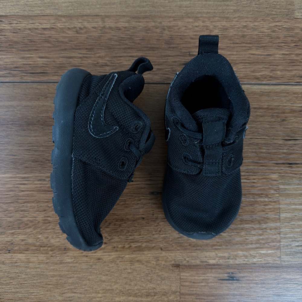 Nike Roshe One TD Toddler Sneaker Triple Black Size 4C Sporty Cute Comfy - Picture 2 of 6